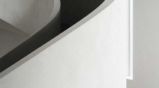 Jeu d'ombre et de lumière sur une surface architecturale