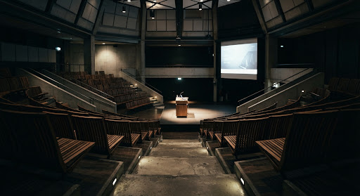 Auditorium éclairé avant une conférence